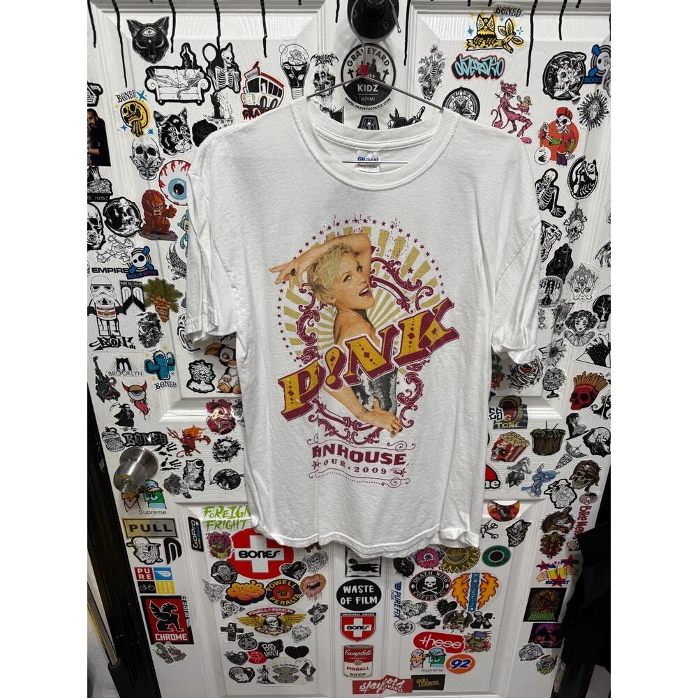 2009 Pink Fun House Tour Tee Size L